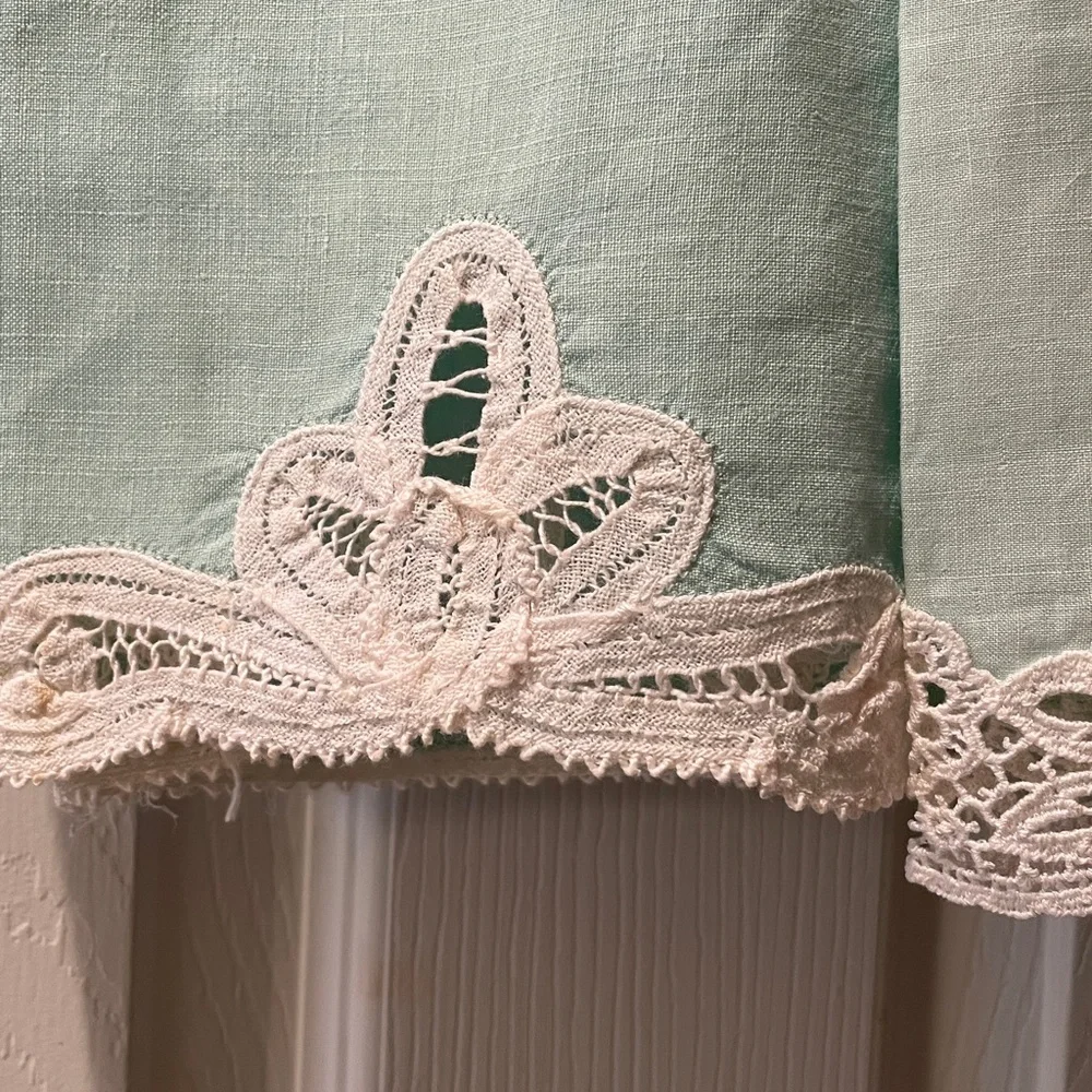 Vtg Elegant Lace Trimmed Mint Green Hand Towels. Different. It complementary.